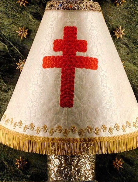 Cruz de Lorena con claveles